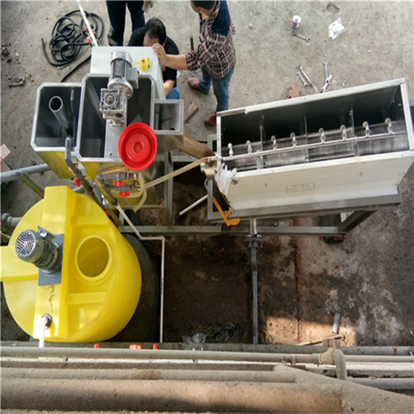 湖南客户订购的叠螺式污泥脱水机已经到达现场安装中！