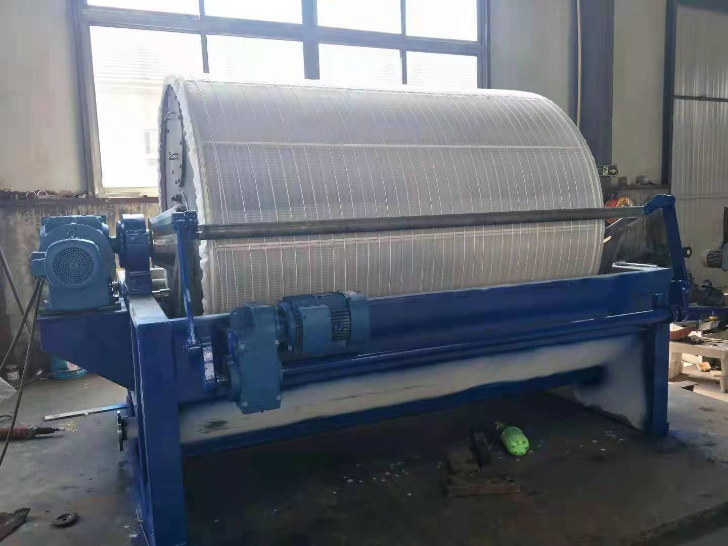 转鼓的转速是真空转鼓过滤机的关键操作参数之一,转速过快或过慢分别会带来哪些问题,如何根据物料特性合理调整转鼓转速?